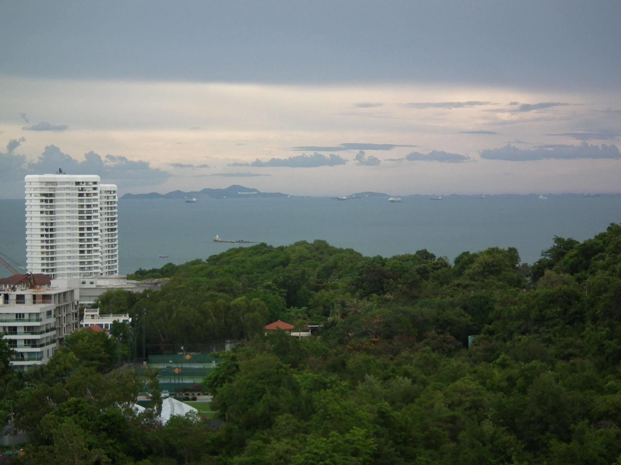 Abricole At Pattaya Hill Apartment Exterior foto